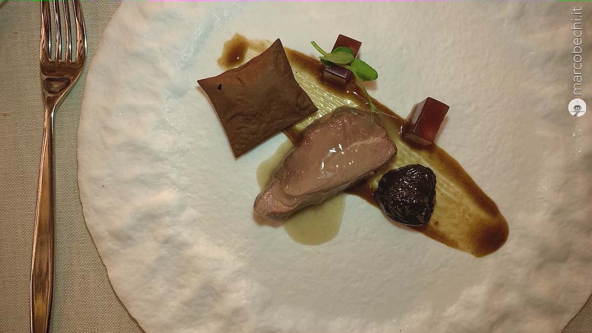 Spalla di cinghiale con prugne, gelatine di melograno e cialda al cacao