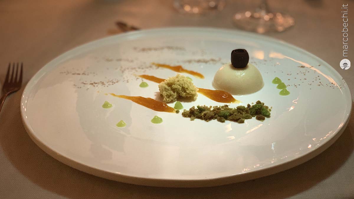 Semifreddo alla mela Golden con conserva di carote e cannella, crumble al pistacchio, spugna al caffè e cannella in polvere