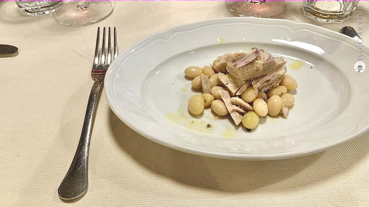 Tonno del Chianti con fagioli toscani sgranati e cipolla di Certaldo dell'Osteria Pratellino - Cucina Fiorentina