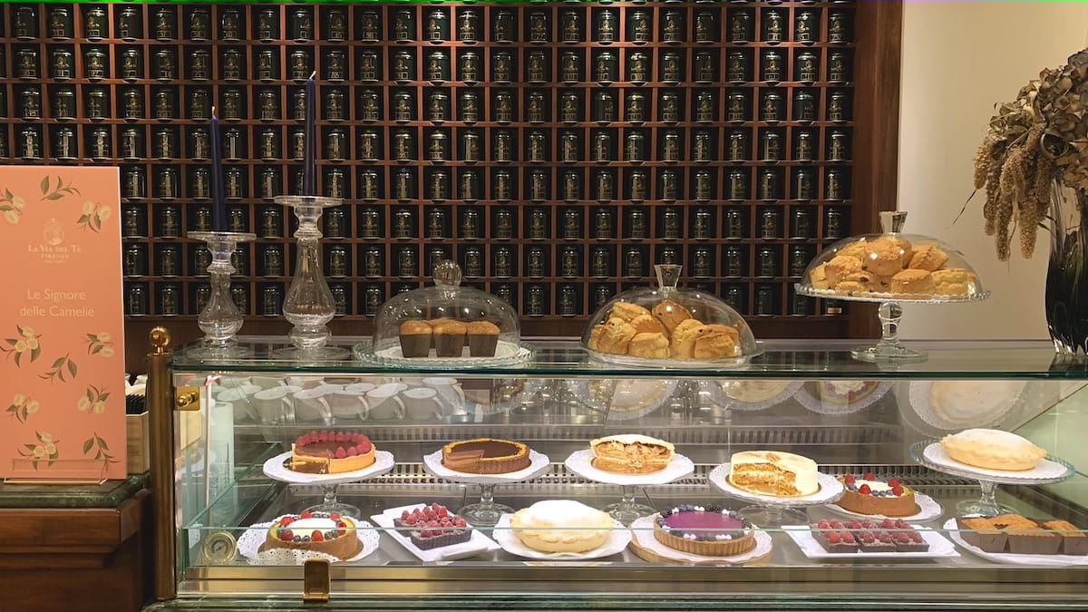 Il bancone dei dolci da degustare con il tè de Le Signore delle Camelie - La Via del Tè