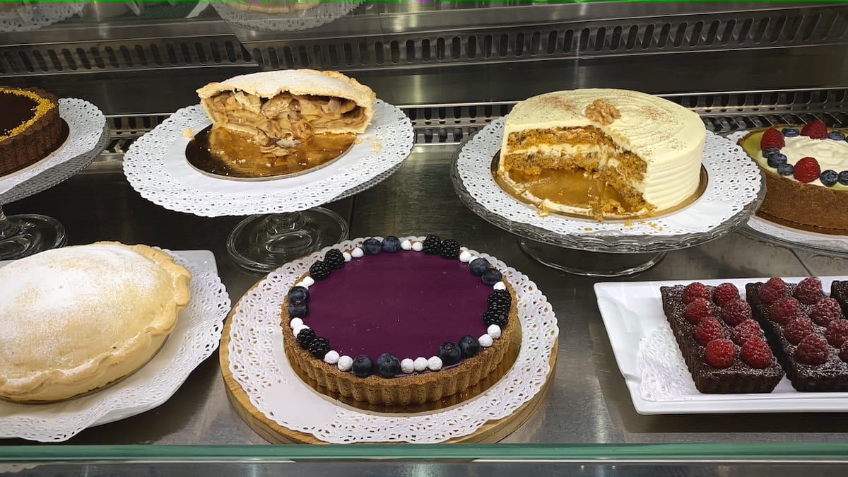 Il bancone dei dolci da degustare con il tè