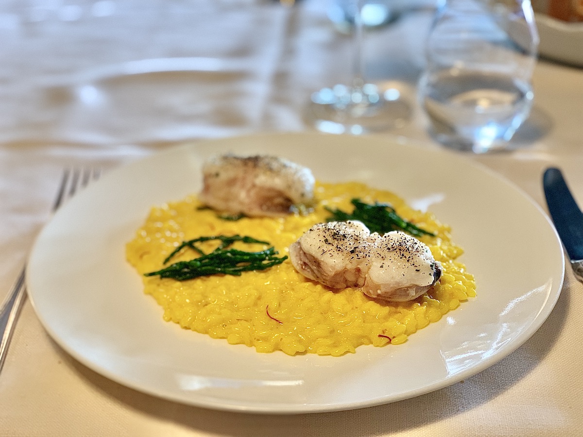 Risotto con coda di rospo e asparagi di mare - I migliori ristoranti stellati in Toscana dove tornare dopo il Covid