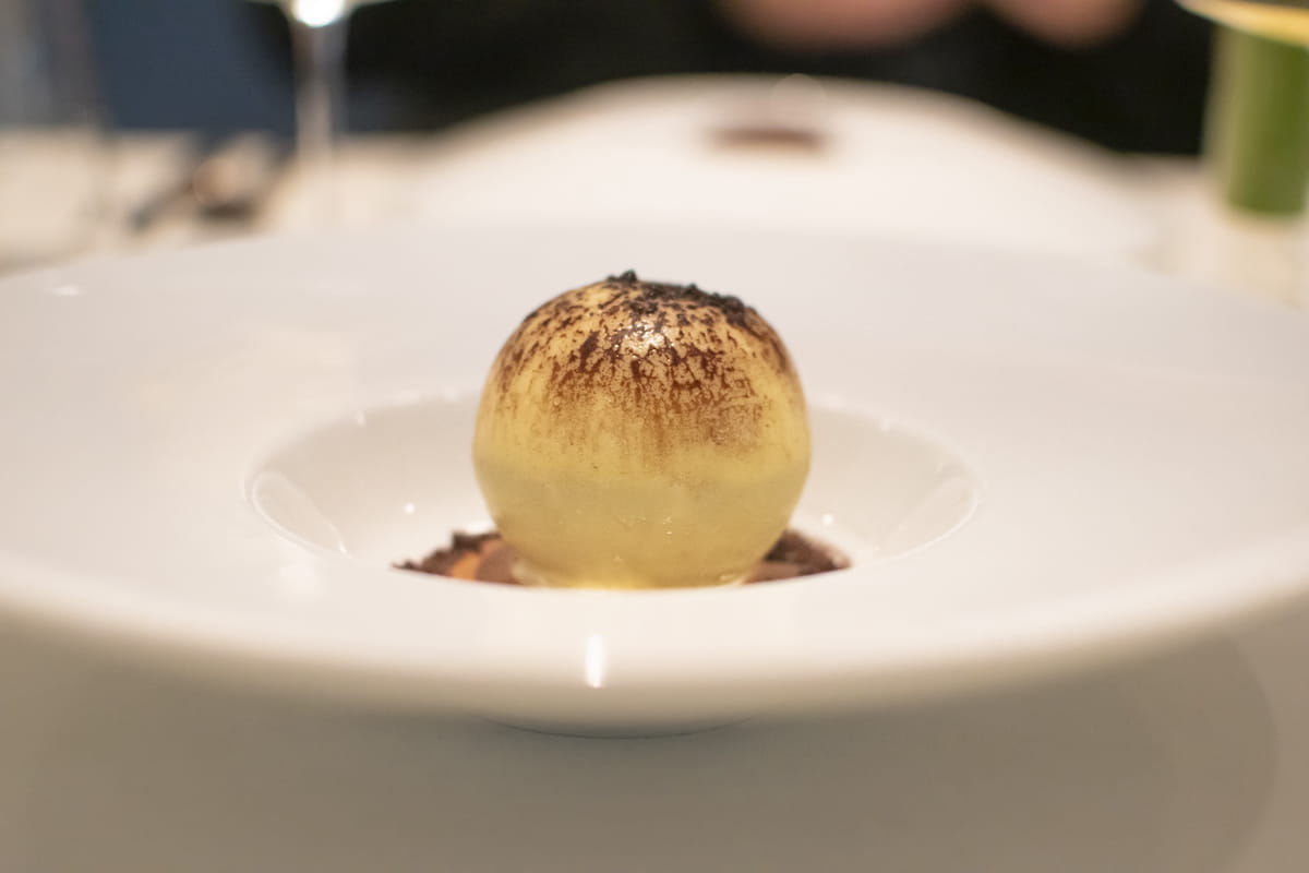 La parte nascosta della luna, semifreddo all'Irish coffee e fiordilatte con crumble al cioccolato