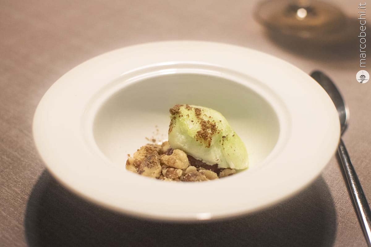 predessert con gelee al melograno, crumble alle noci e una meringa ghiacciata alla rucola, polvere di pompelmo disidratato