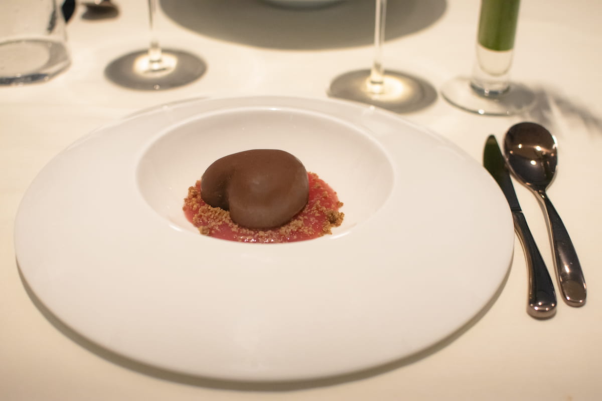 Il Coeur perdu ricoperto di cioccolato con una mousse ai fichi con gelèe di melograno e crumble di noci
