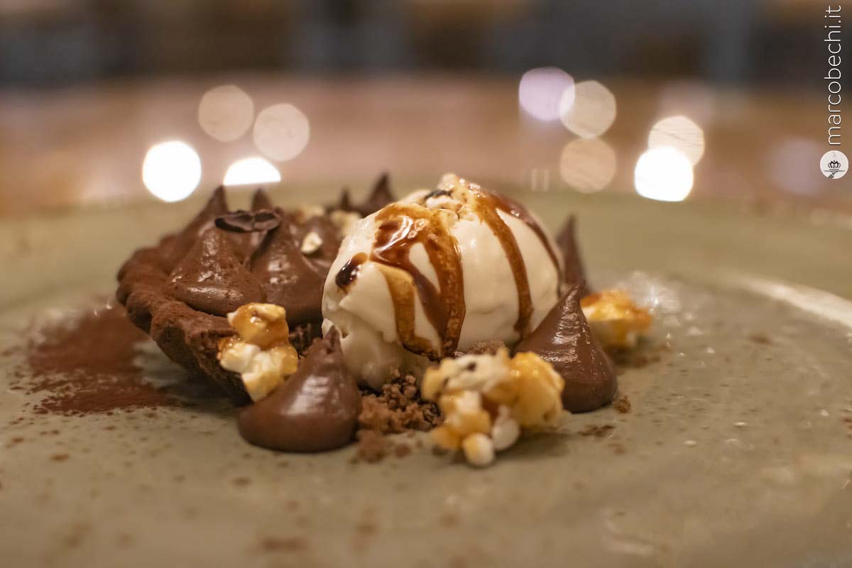 Crostatina con crema di cacao con fiordilatte con zucchero bruciato e popcorn caramellato a Largo 9