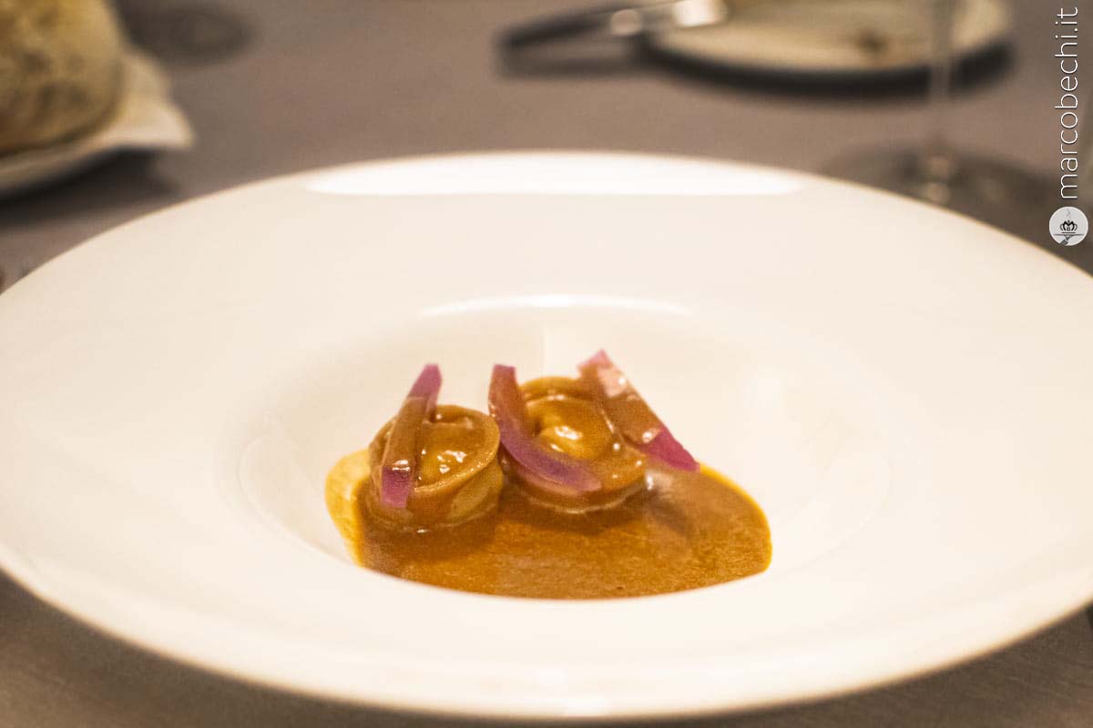 Tortelli di maialino da latte, cipolla rossa di Certaldo e bisque di gamberi rossi