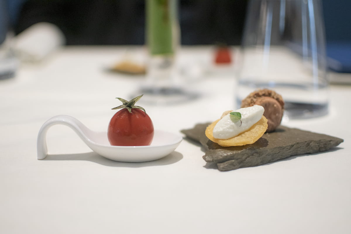 Pomodoro finto con pollo al curry, bacio di dama alle rape rosse con fegatini e mandorla e chips di nachos con salsa di acciughe