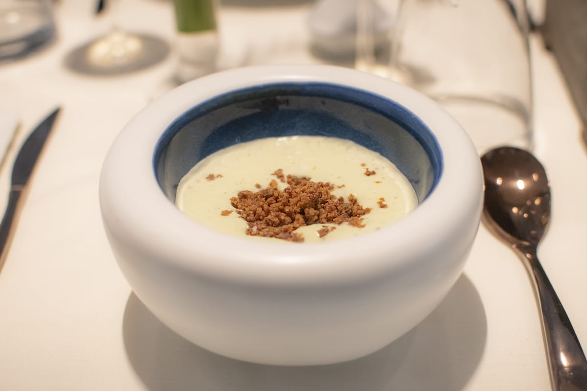 Uovo cotto a bassa temperatura con spuma di cavolfiore e crumble di pezzente (salsiccia lucana)