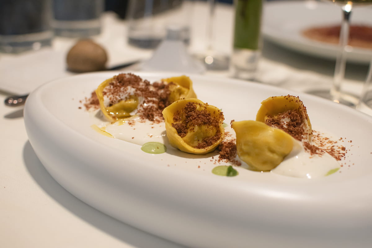 Ravioli di anima Tosco-Lucana, Bardiccio e Pezzente, schiuma di latte e polvere di prosciutto del Casentino