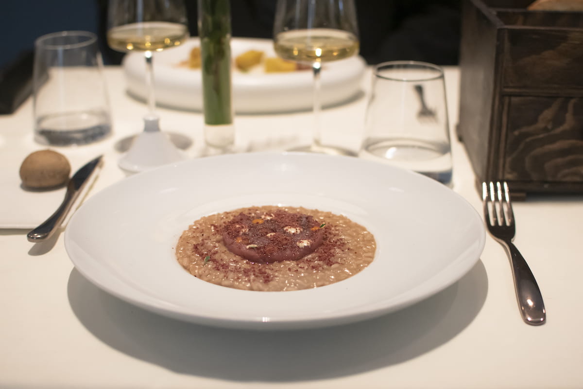 Risotto a mantecatura invertita con radicchio rosso, tartare di tonno e lamponi