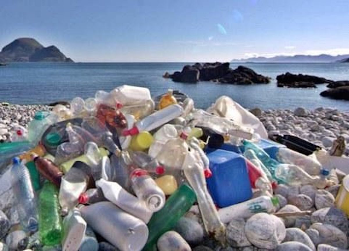 Bottiglie di plastica in spiaggia ph by quinewselba