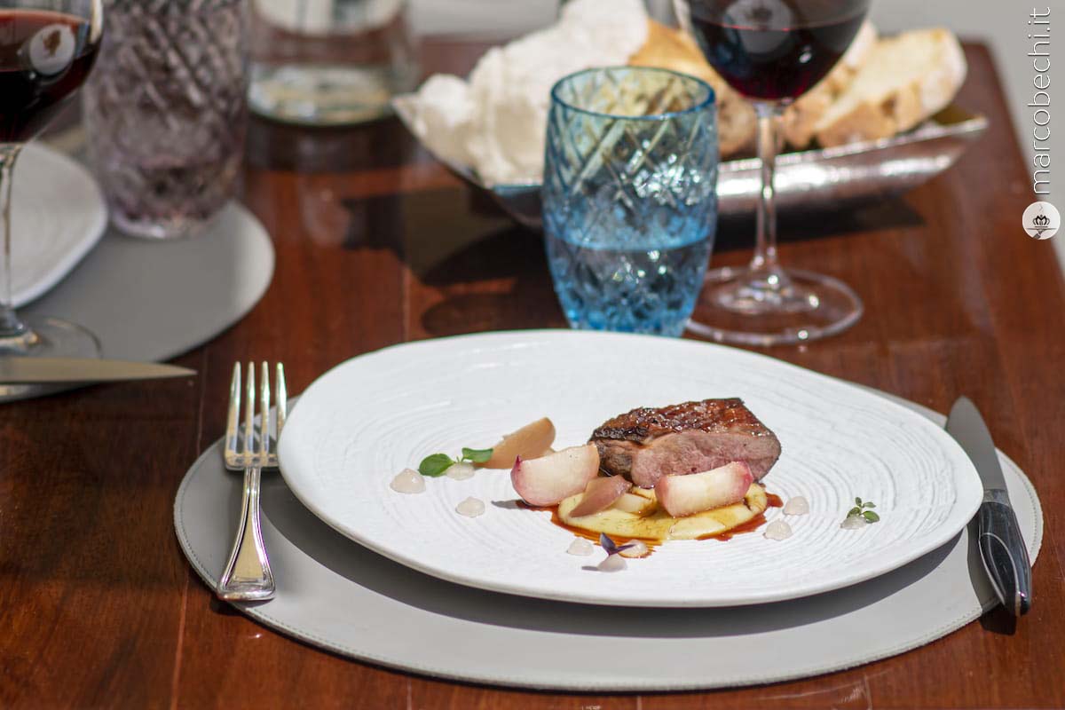 Anatra di Moulard Glassata ai Fiori di Lavanda e Umeshu, Patate al Finocchietto e Pesche