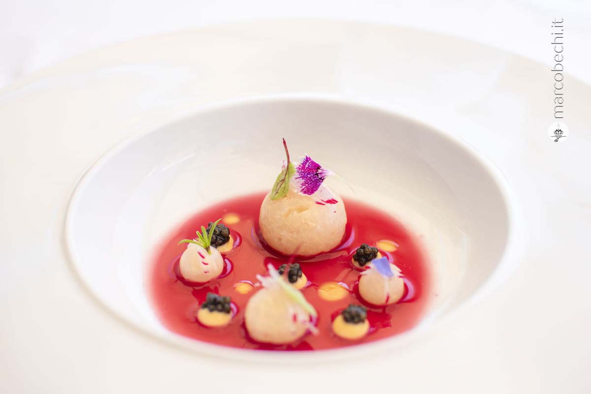 Gambero biondo con caviale Calvisius, maionese di crostacei, ravanello e cevice