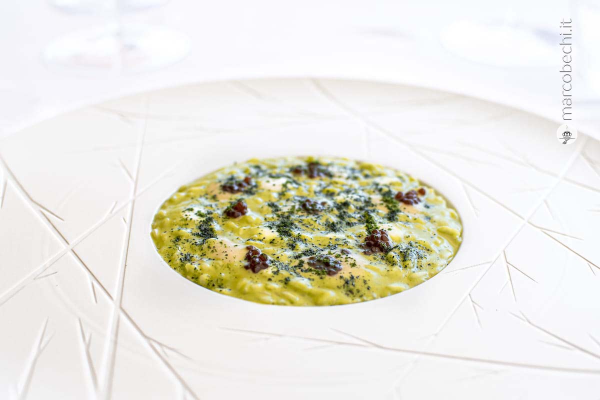 Riso cotto in estrazione di cime di rapa, burrata, vongole e caviale d'acciuga