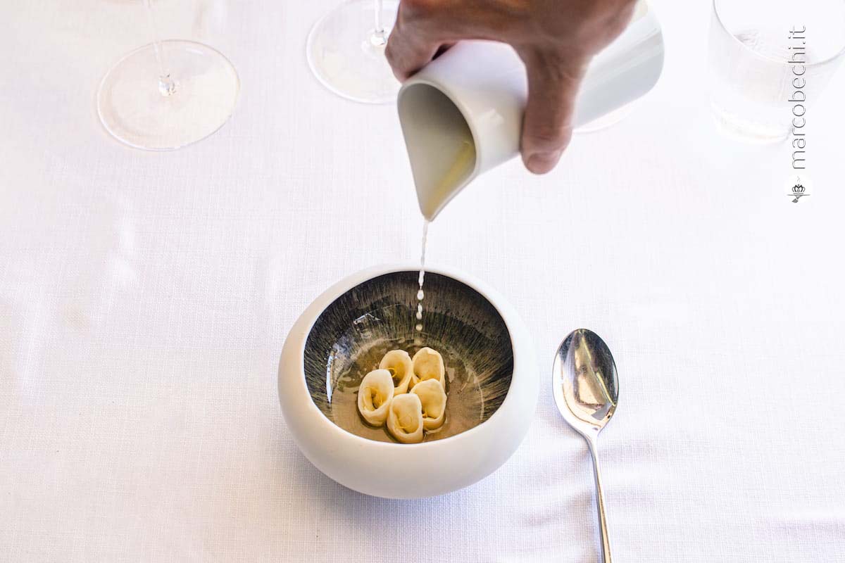 Cappelletto di sedano rapa, parmigiano 48 mesi e brodo di cipolla -