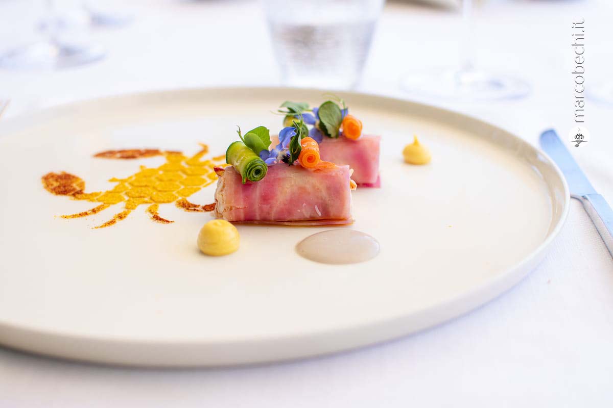 Granchio con il suo riflesso, barbabietole, caviale, salsa di cicale e lemon curd