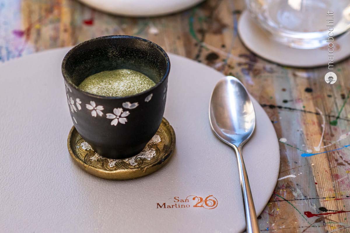 Lo zabaione salato con uovo marinato nella birra, con crema di patate, porro e gambo di carciofo