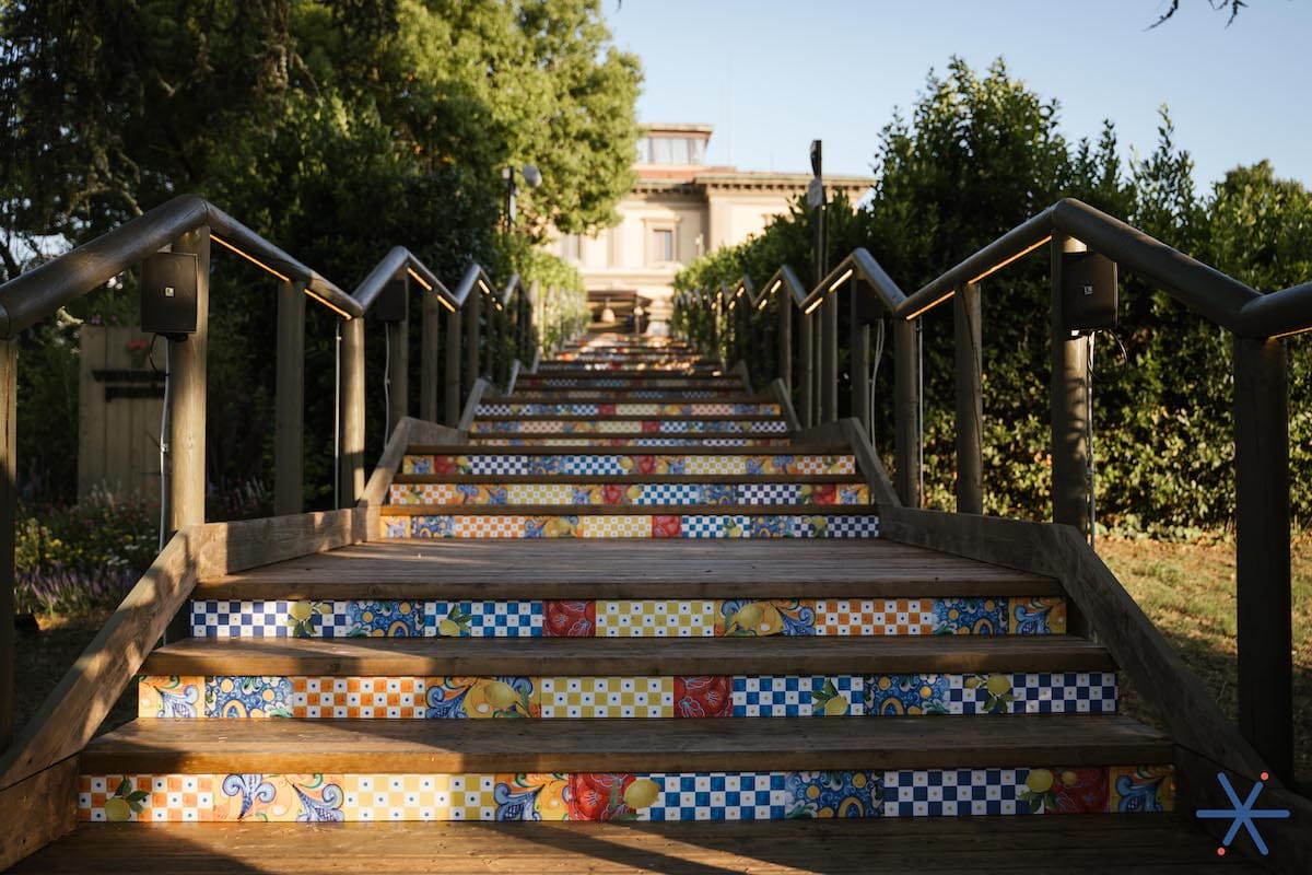La scalinata di accesso a Villa Vittoria