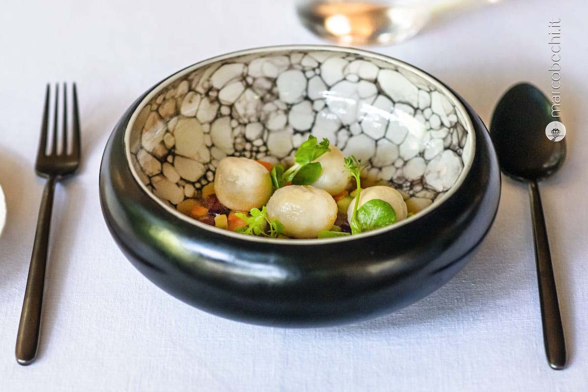 Gnudo di ricotta e menta con minestrone crudo aromatizzato alla liquirizia