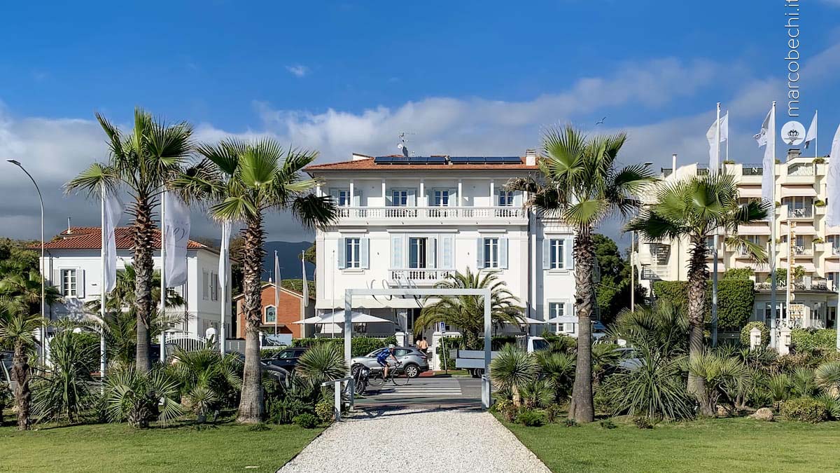 Villa Grey a Forte dei Marmi vista dalla spiaggia
