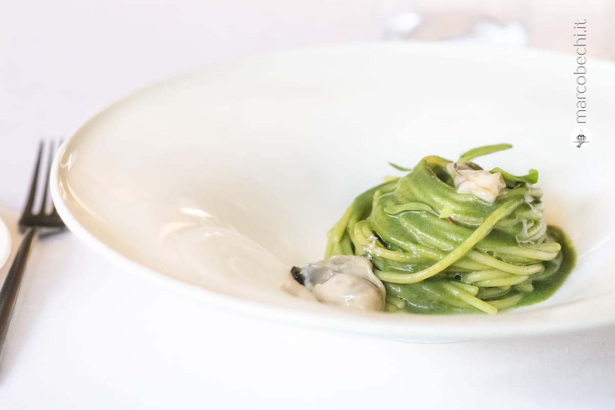 Spaghetto Benedetto Cavalieri alle ostriche, mantecato con burro affumicato e in emulsione di scampi, ostriche, lattuga di mare e plancton