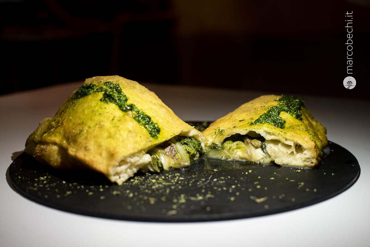 Calzone fritto con scarola, alici di Cetara spinate a mano, olio Az. Agr. Virtuna 1934, capperi e olive taggiasche