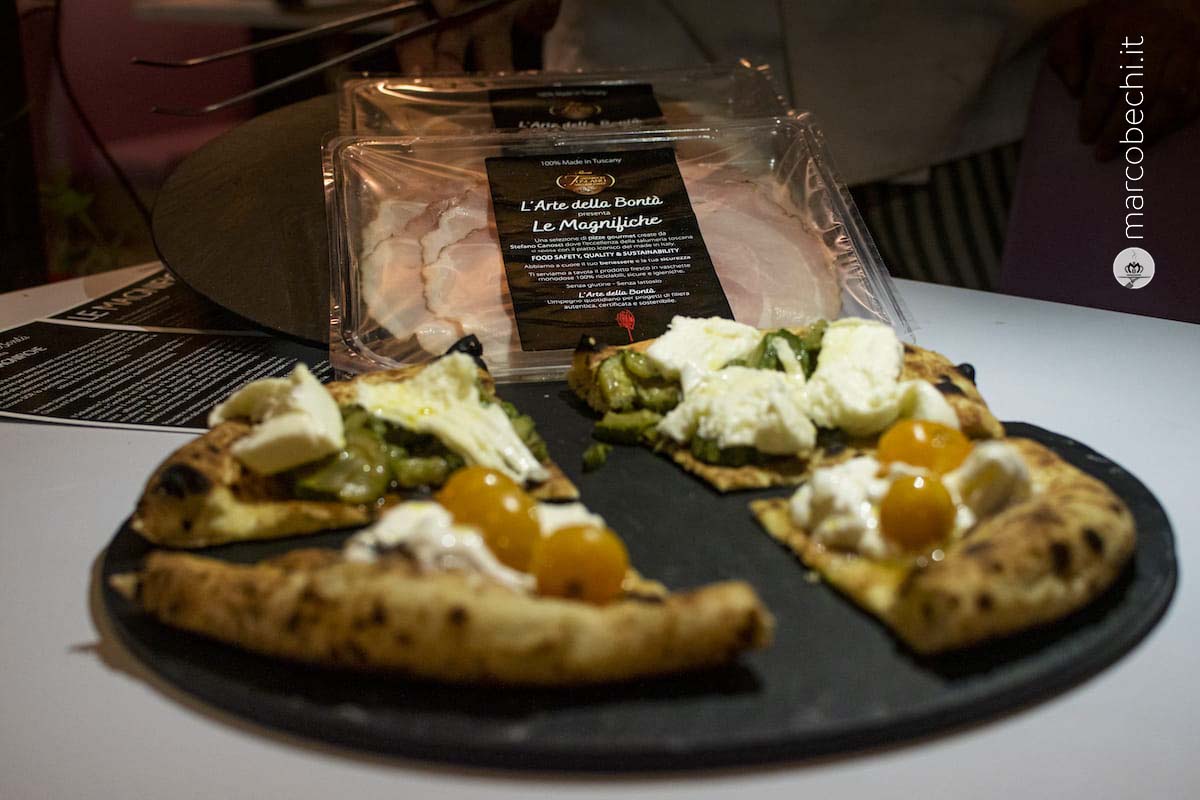 La pizza prosciutto cotto arrosto di filiera, alloro e bacche di ginepro e la prosciutto toscano DOP