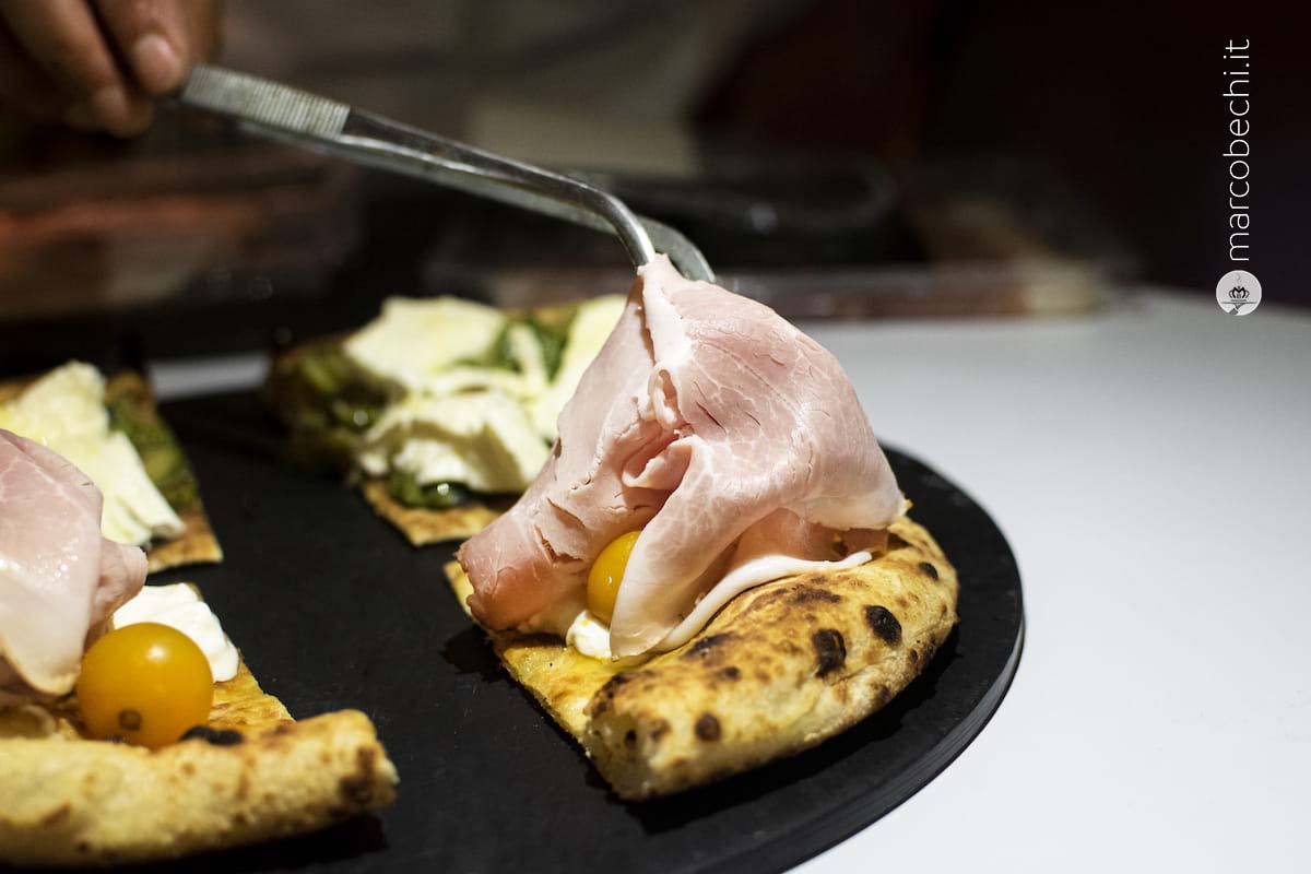 La pizza prosciutto cotto arrosto di filiera, alloro e bacche di ginepro