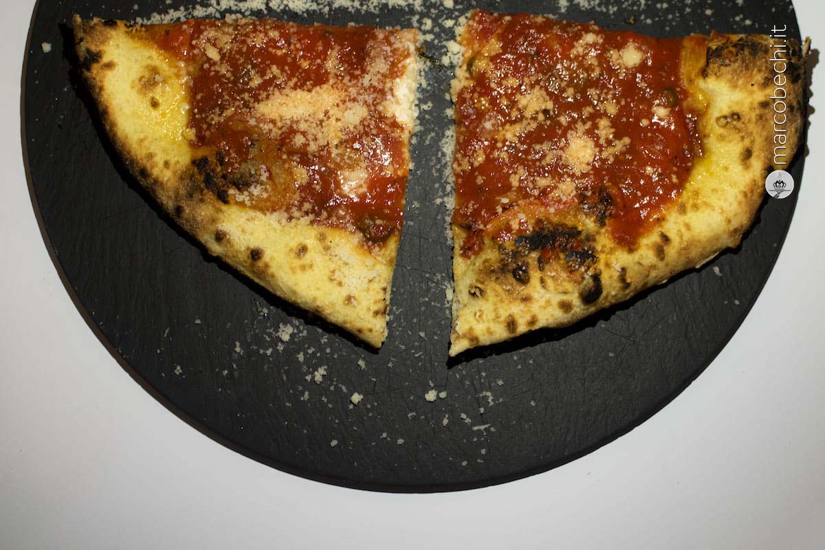 Primo bacio con il sugo insaporito con l'aglione della Val di Chiana raccolto a mano.
