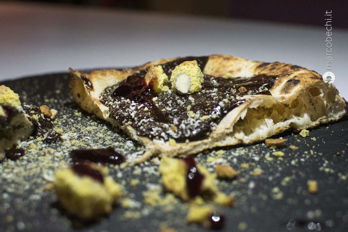 La pizza dolce con cioccolata fondente, marmellata e cantucci