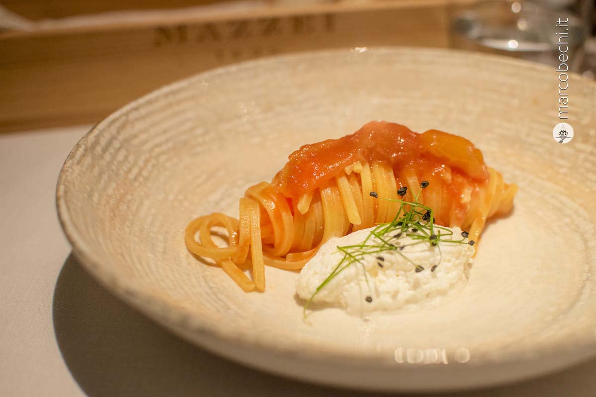 Spaghettone ai due pomodori, rosso e arancione e quenelle di spuma di aglione con germogli di cipolla