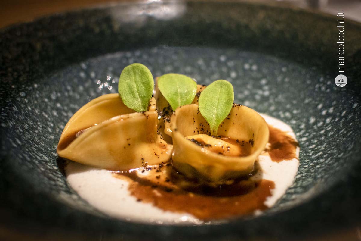 Tortelli ripieni di selvaggina, cinghiale e capriolo, spuma di burro alle erbe aromatiche, polvere di cipolla e germoglio di cetriolo