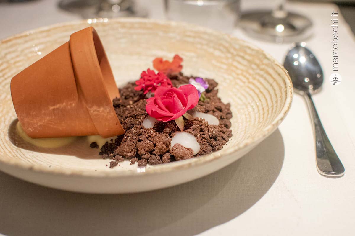 La piantina al vento, con crumble leggermente salato di cioccolato fondente e cacao con gel di pere e crema pasticcera al rum.