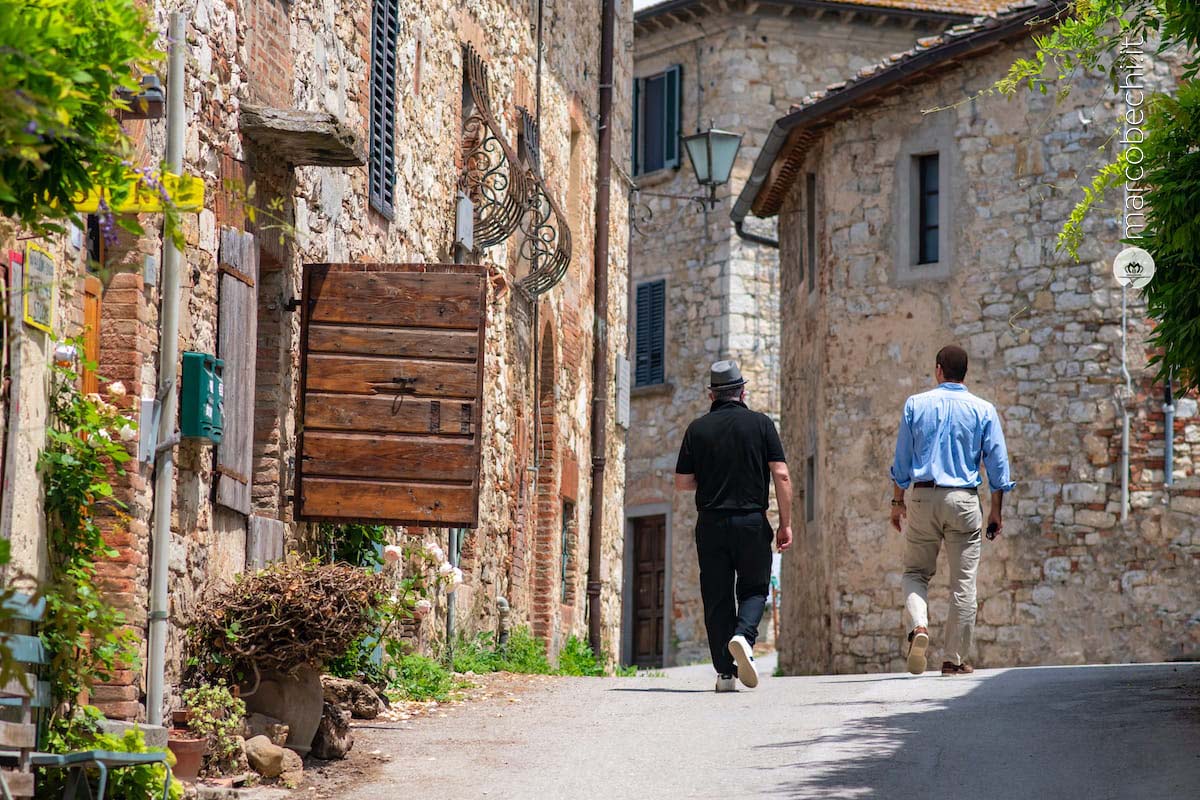 Marco Bechi a passeggio per Fonterutoli con Lapo Mazzei