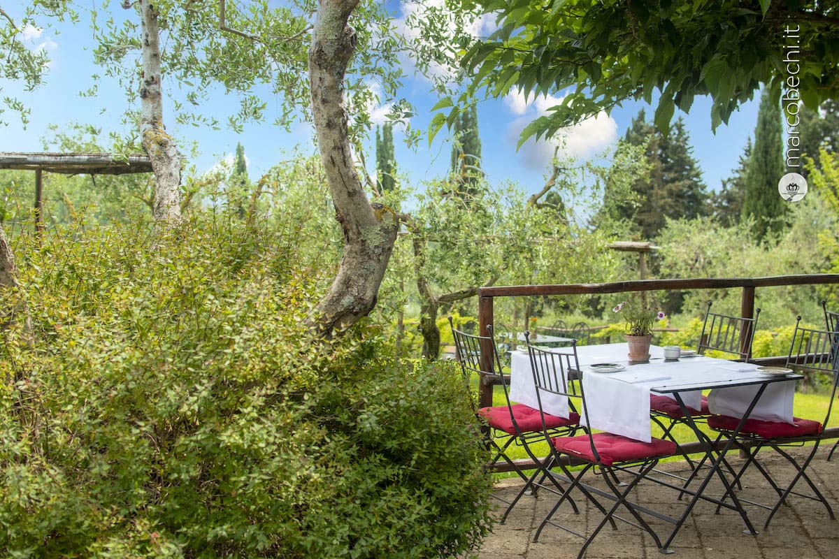 I tavoli all'esterno dell'Osteria di Fonterutoli