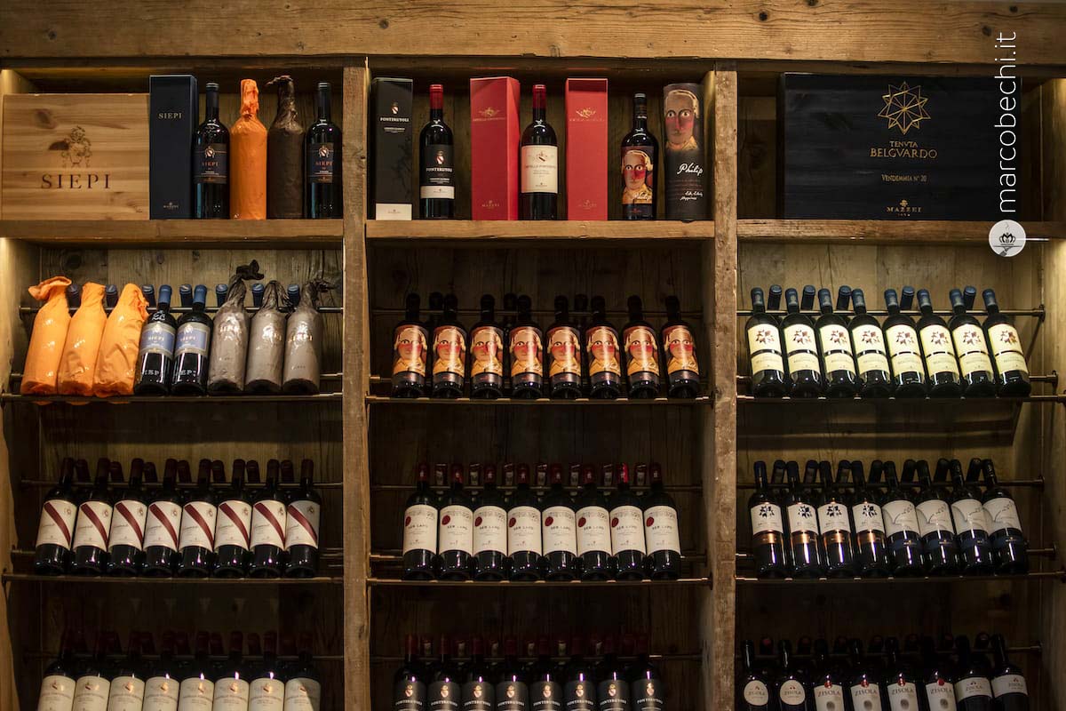 In enoteca una bella scelta dei vini del Castello di Fonterutoli