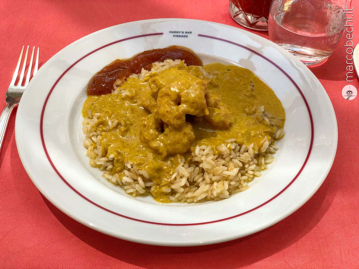 Il classico Curry aromatico dell'Harry's con riso pilaff e mango chutney con code di gamberi