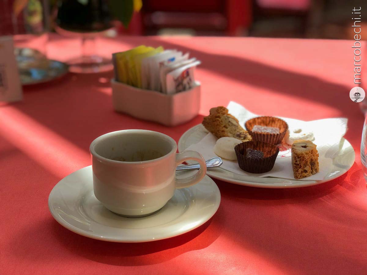 Il caffè e Les Petit Fours