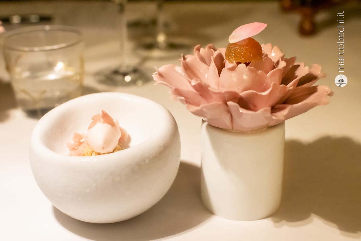 Sorbetto di pompelmo su crumble di pepe di sichuan e sfera ghiacciata di pompelmo
