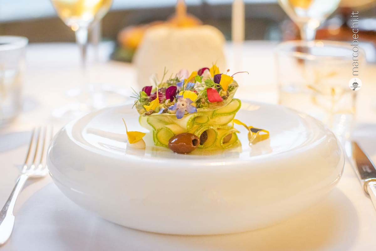 Scarpaccia di zucchine tonde fiorentine, cenere al limone, capperi, olive e fiori eduli di Follonica