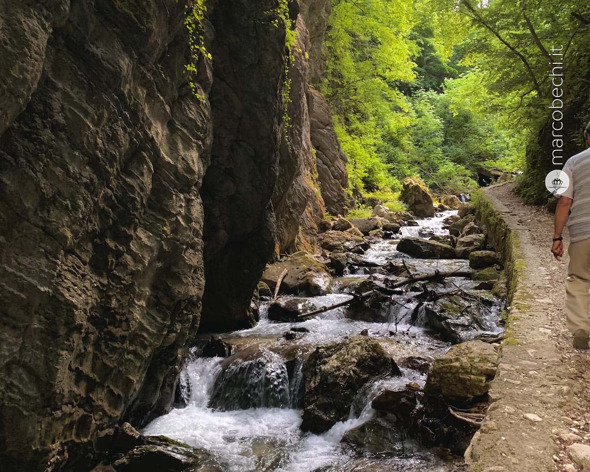 Il sentiero che costeggia il fiume nell'Infernaccio