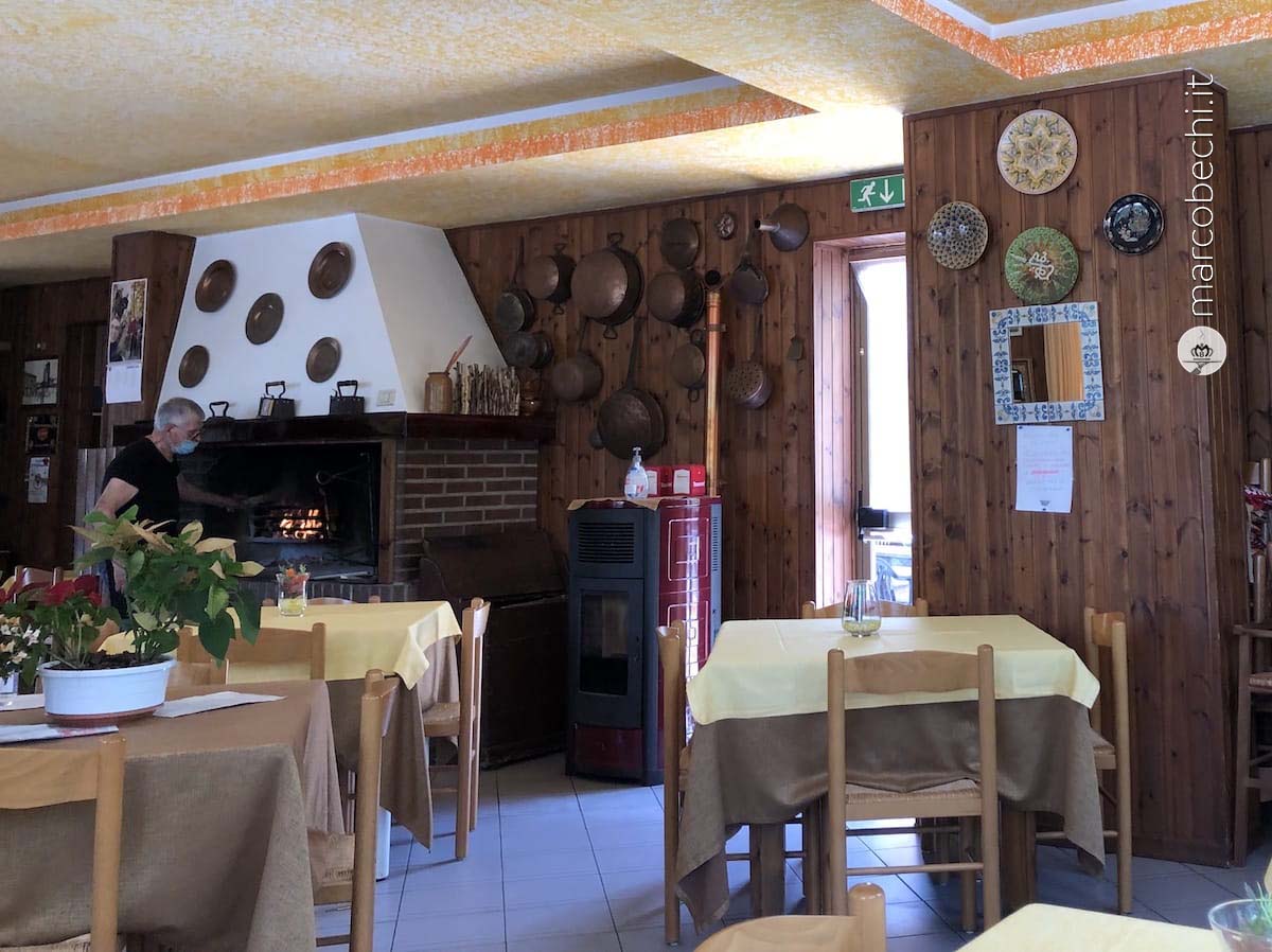 l'interno del Ristorante Petronius con il camino a vista per la brace
