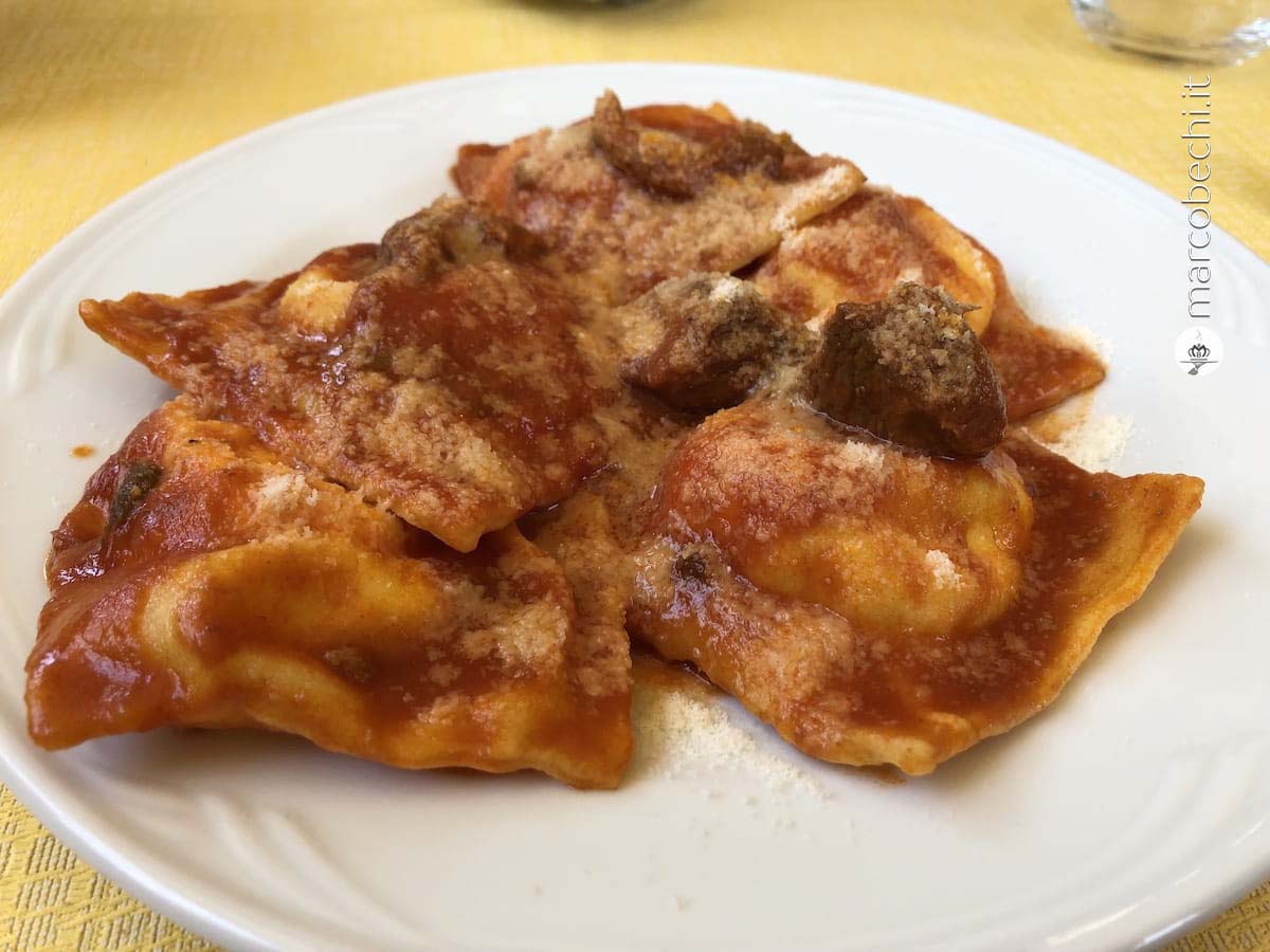 Ravioli fatti in casa al ragù di carne marchigiano