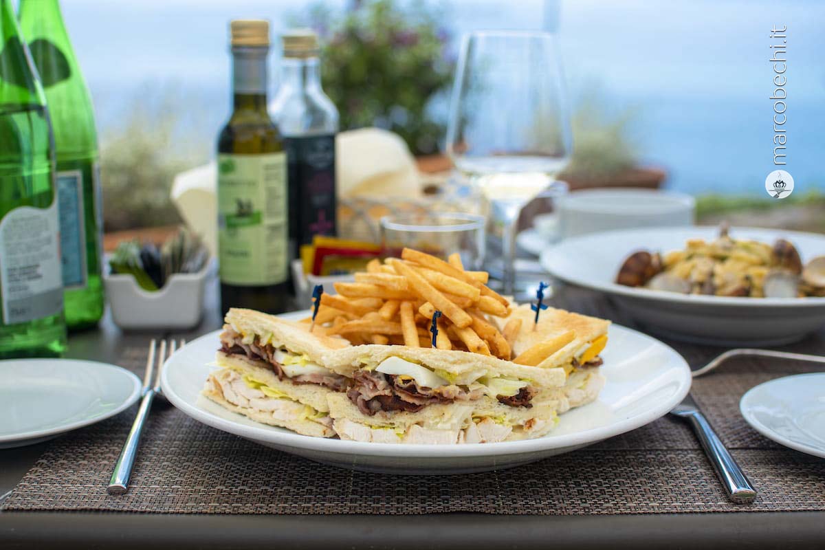 Club Sandwich di pollo con patatine