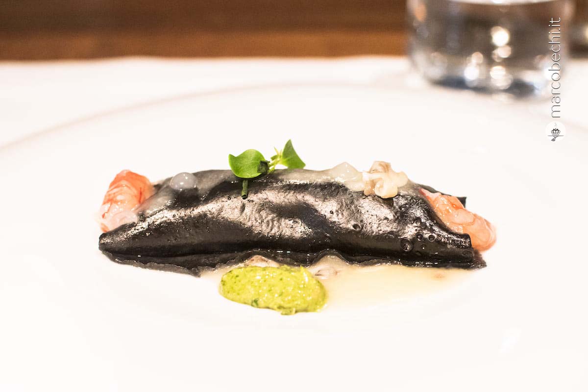 Cannelloncini al nero con spigola e patate, lupini di mare con lime e salsa verde, crudo di gamberi rossi.