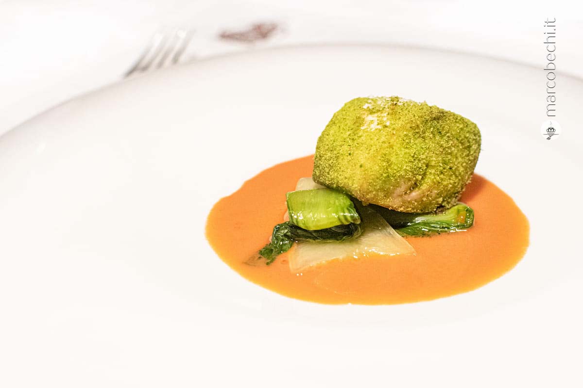 Filetto di ricciola su panatura alle erbe su gazpacho di pomodoro e cavolo cinese pak-choi