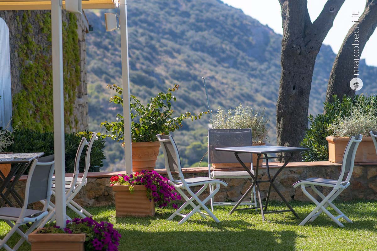 Boutique Hotel Torre di Cala Piccola - I tavoli all'aperto vista mare