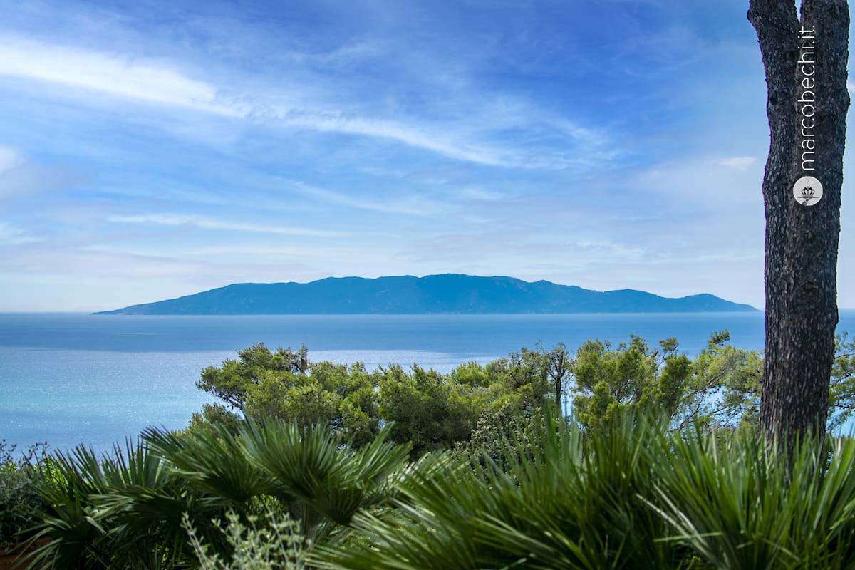 La bella vista del Giglio dalla Torre di cala Piccola Argentario