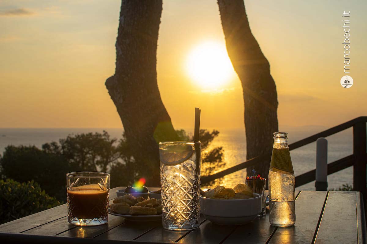 L'aperitivo al tramonto vista Giglio